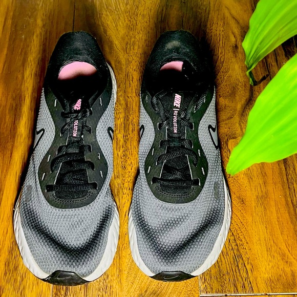Womens Nike REVOLUTION Grey Psychic Pink Running Sneaker - Picture 1 of 5